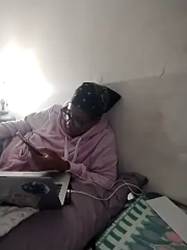 Snapshot of madamsensuale chatting on 12/17/25, 03:44 madamsensuale online show from 12/17/25, 03:44