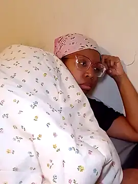 Snapshot of madamsensuale chatting on 03/18/25, 03:02 madamsensuale online show from 03/18/25, 03:02