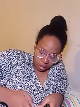 Snapshot of madamsensuale chatting on 01/26/25, 03:27 madamsensuale online show from 01/26/25, 03:27