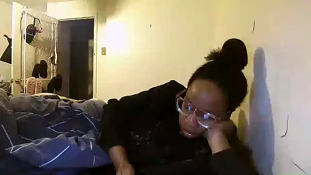 Snapshot of madamsensuale chatting on 03/14/25, 12:07 madamsensuale online show from 03/14/25, 12:07