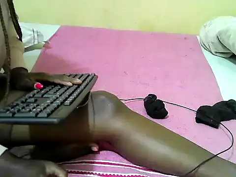 Snapshot of Quincy_joyy chatting on 10/10/25, 01:39 Quincy joyy online show from 10/10/25, 01:39