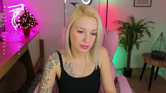 Snapshot of Crystal_Barbie chatting on 01/15/25, 02:27 Crystal Barbie online show from 01/15/25, 02:27