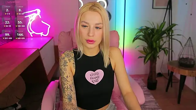 Snapshot of Crystal_Barbie chatting on 03/04/25, 10:49 Crystal Barbie online show from 03/04/25, 10:49