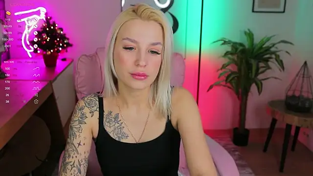 Snapshot of Crystal_Barbie chatting on 01/14/25, 11:27 Crystal Barbie online show from 01/14/25, 11:27