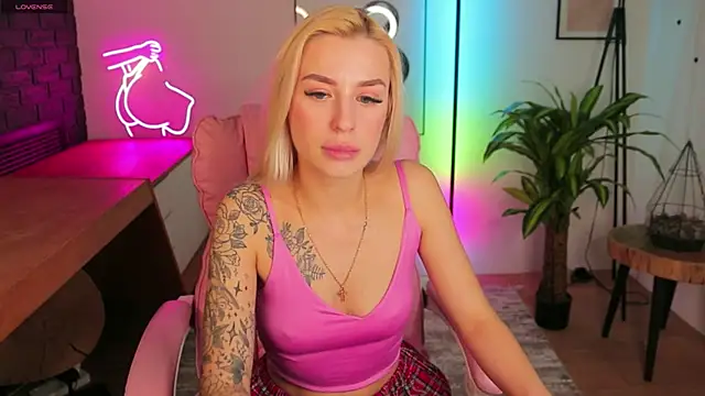 Snapshot of Crystal_Barbie chatting on 03/18/25, 04:40 Crystal Barbie online show from 03/18/25, 04:40