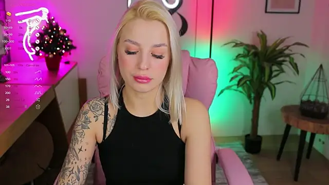 Snapshot of Crystal_Barbie chatting on 01/14/25, 07:43 Crystal Barbie online show from 01/14/25, 07:43