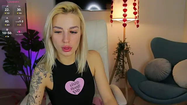 Snapshot of Crystal_Barbie chatting on 02/25/25, 07:27 Crystal Barbie online show from 02/25/25, 07:27