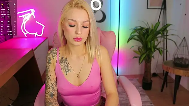 Snapshot of Crystal_Barbie chatting on 03/05/25, 07:49 Crystal Barbie online show from 03/05/25, 07:49