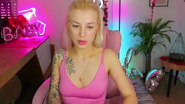 Snapshot of Crystal_Barbie chatting on 02/28/25, 01:47 Crystal Barbie online show from 02/28/25, 01:47