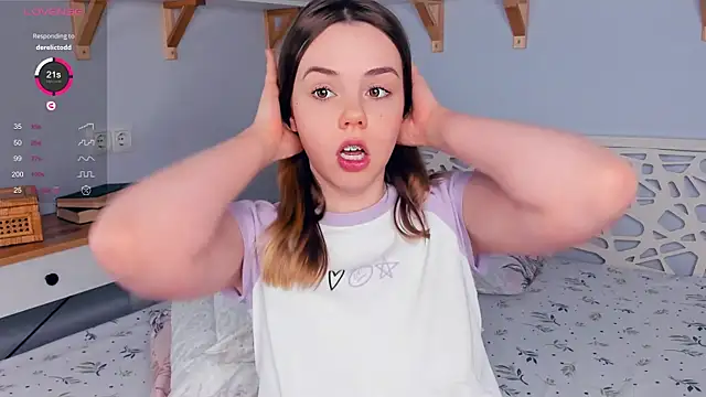 Snapshot of KiraGaves chatting on 03/16/25, 12:45 KiraGaves online show from 03/16/25, 12:45