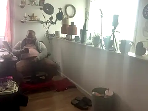 Snapshot of bigshh8 chatting on 12/20/25, 09:28 bigshh8 online show from 12/20/25, 09:28