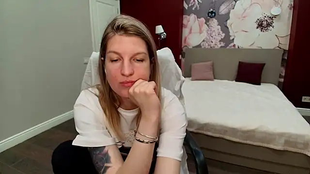 EmilyWalkeri online show from 05/07/26, 06:39
