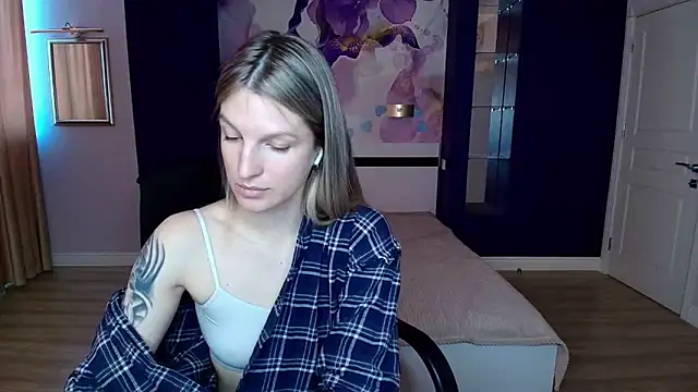EmilyWalkeri online show from 05/04/26, 07:00