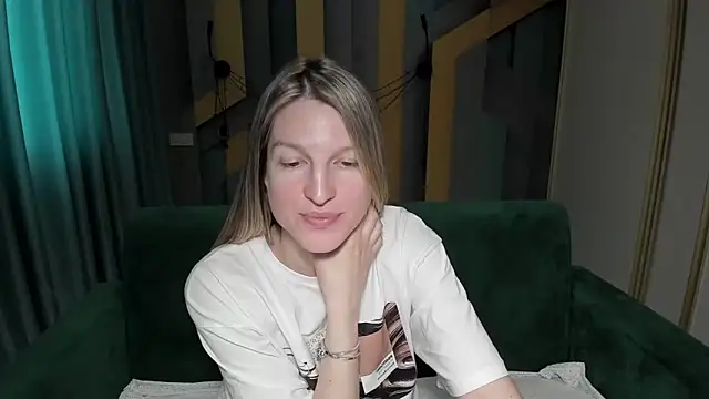 EmilyWalkeri online show from 05/13/26, 06:53