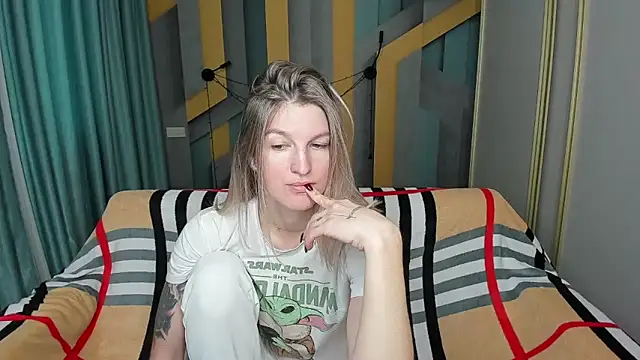 EmilyWalkeri online show from 12/03/25, 08:03