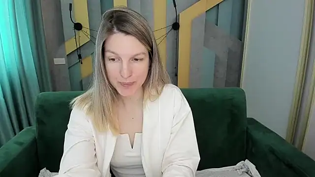 EmilyWalkeri online show from 03/25/26, 07:52