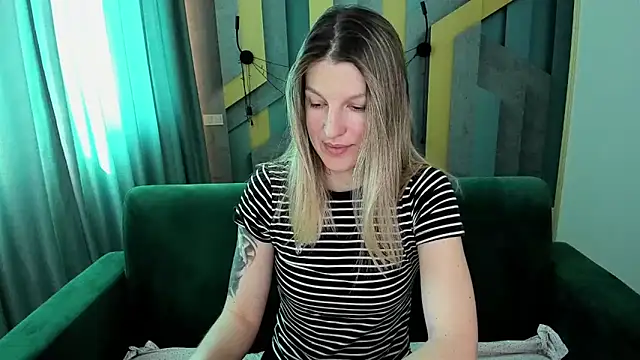 EmilyWalkeri online show from 04/05/26, 06:42