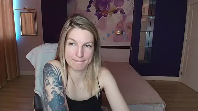 EmilyWalkeri online show from 05/27/26, 06:54