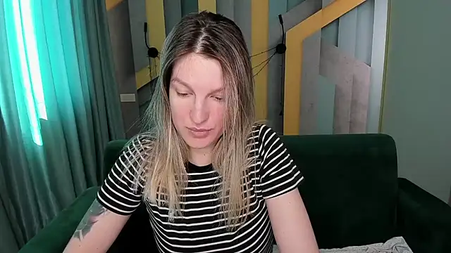 EmilyWalkeri online show from 04/10/26, 07:04