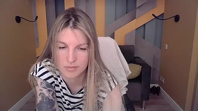 EmilyWalkeri online show from 06/14/26, 07:42