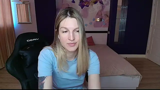 EmilyWalkeri online show from 06/17/26, 06:46