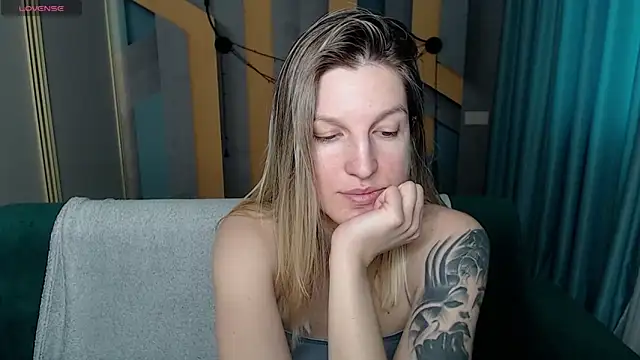EmilyWalkeri online show from 02/13/26, 08:25
