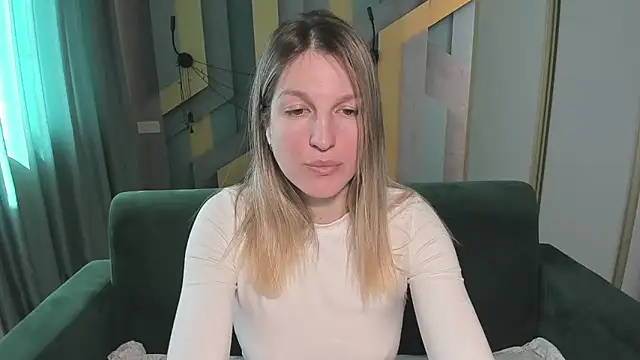 EmilyWalkeri online show from 04/15/26, 07:36