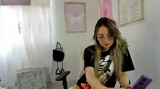 Snapshot of cindy_love2 chatting on 03/11/25, 01:12 cindy love2 online show from 03/11/25, 01:12