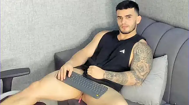 Snapshot of Ricardogo19 chatting on 02/18/25, 12:05 Ricardogo19 online show from 02/18/25, 12:05