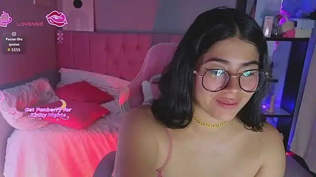 Snapshot of LoaLuxury chatting on 02/02/26, 05:56 LoaLuxury online show from 02/02/26, 05:56