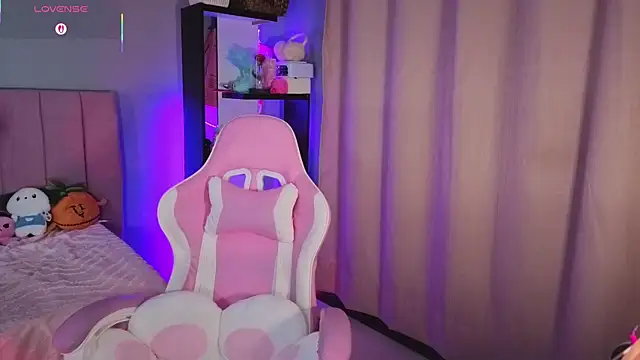 Snapshot of LoaLuxury chatting on 01/10/26, 01:39 LoaLuxury online show from 01/10/26, 01:39