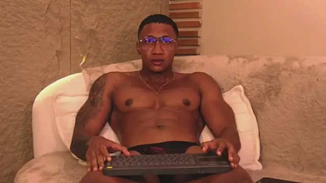 Snapshot of Logan_Varela chatting on 03/18/25, 04:51 Logan Varela online show from 03/18/25, 04:51