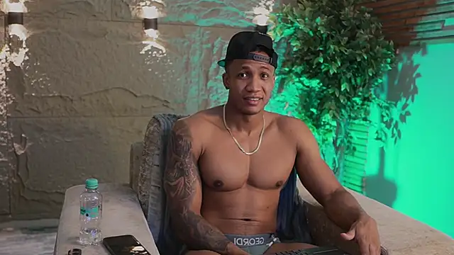 Logan Varela online show from 12/04/25, 01:54