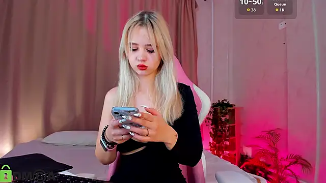 Snapshot of Valerie_Woods chatting on 10/15/25, 01:04 Valerie Woods online show from 10/15/25, 01:04