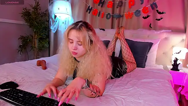 Valerie Woods online show from 11/02/25, 01:10