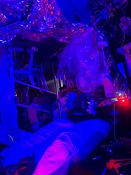 gurlnips online show from 12/17/25, 11:54