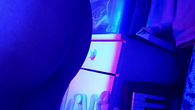 gurlnips online show from 10/19/25, 09:23