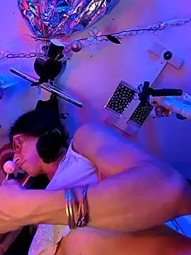 gurlnips online show from 11/18/25, 07:17