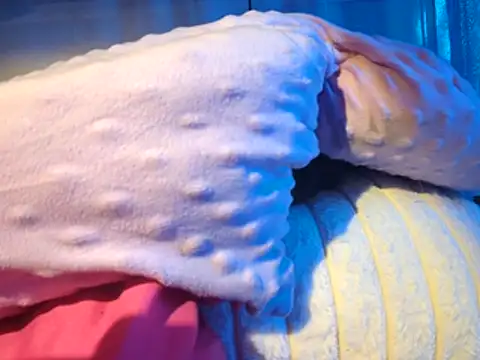 gurlnips online show from 10/29/25, 08:46