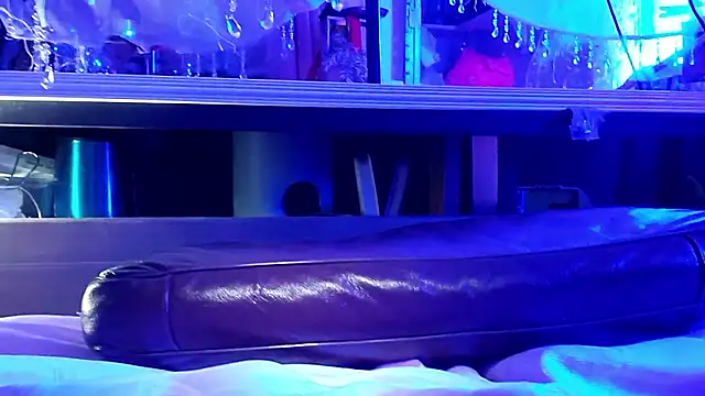 gurlnips online show from 10/26/25, 10:04