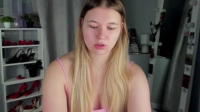 Snapshot of Rebecca_Kelly chatting on 10/22/25, 02:00 Rebecca Kelly online show from 10/22/25, 02:00