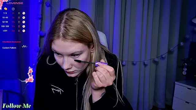 Snapshot of Liv_Fay chatting on 02/19/25, 04:44 Liv Fay online show from 02/19/25, 04:44
