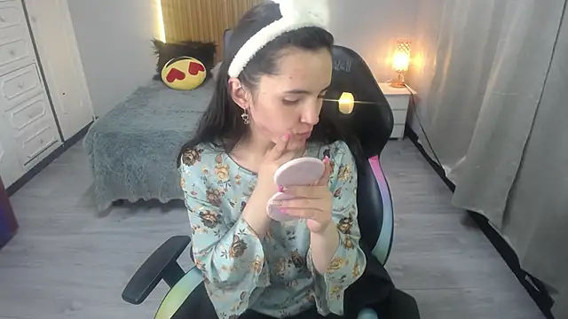 Snapshot of sailor_moon07 chatting on 06/12/26, 03:37 sailor moon07 online show from 06/12/26, 03:37