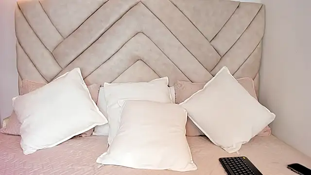 Snapshot of DarlinJones chatting on 11/26/25, 06:41 DarlinJones online show from 11/26/25, 06:41