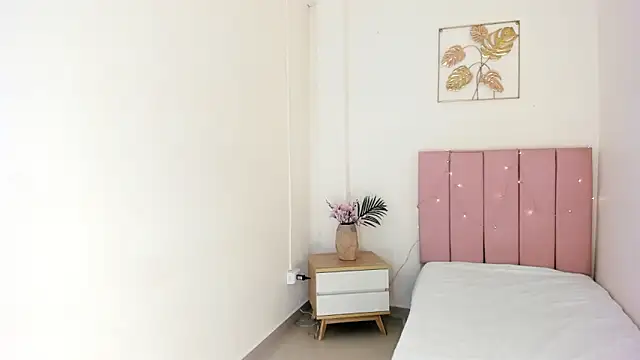 Charlothe capell online show from 12/22/25, 04:23