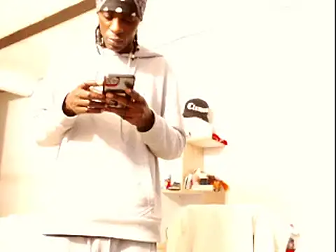 Snapshot of phillip-hot chatting on 02/23/25, 02:18 phillip-hot online show from 02/23/25, 02:18