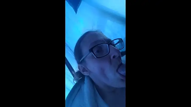 ILUV2TUCHMYKITTY online show from 12/20/25, 05:49