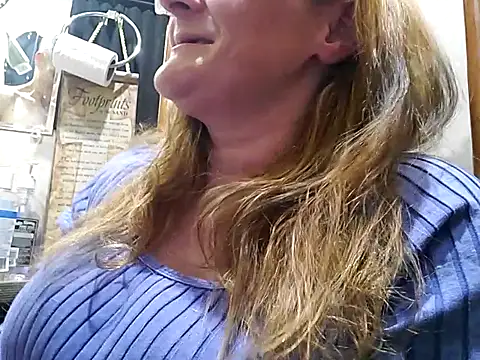 ILUV2TUCHMYKITTY online show from 03/19/25, 07:29