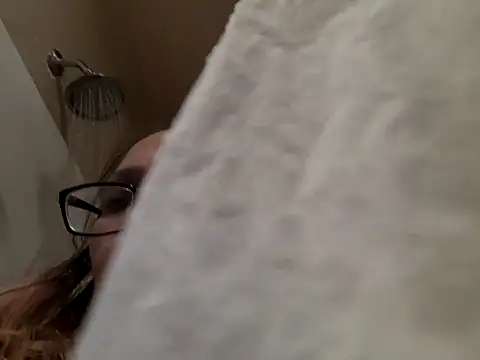 ILUV2TUCHMYKITTY online show from 10/21/25, 07:35