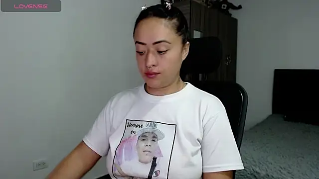 jjulietha95 online show from 12/18/25, 05:12